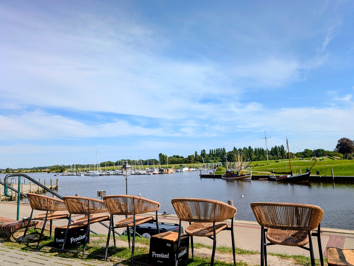 Bistro Greetsiel Blick auf den Hafen bei einem Gläschen Wein