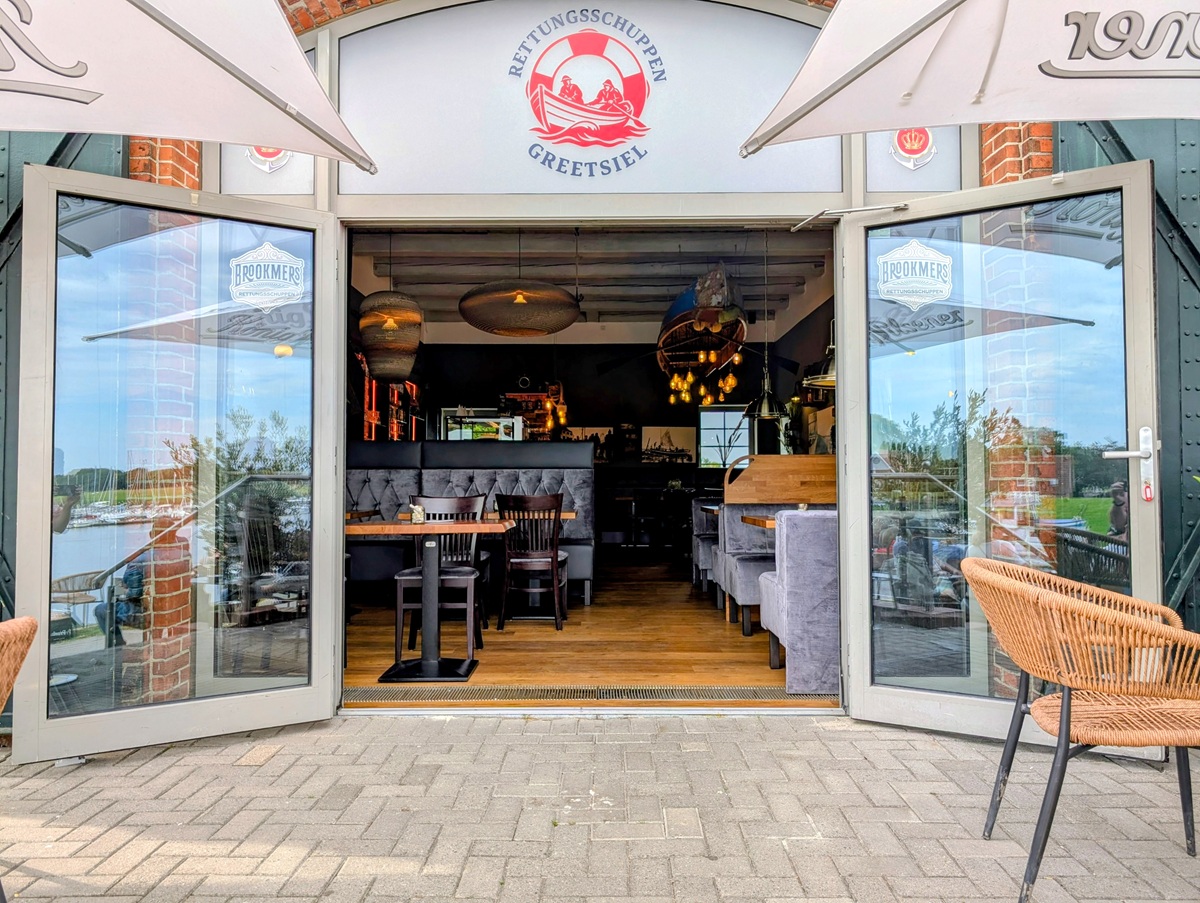 Bistro Greetsiel Bistro mit Aussicht auf den Hafen