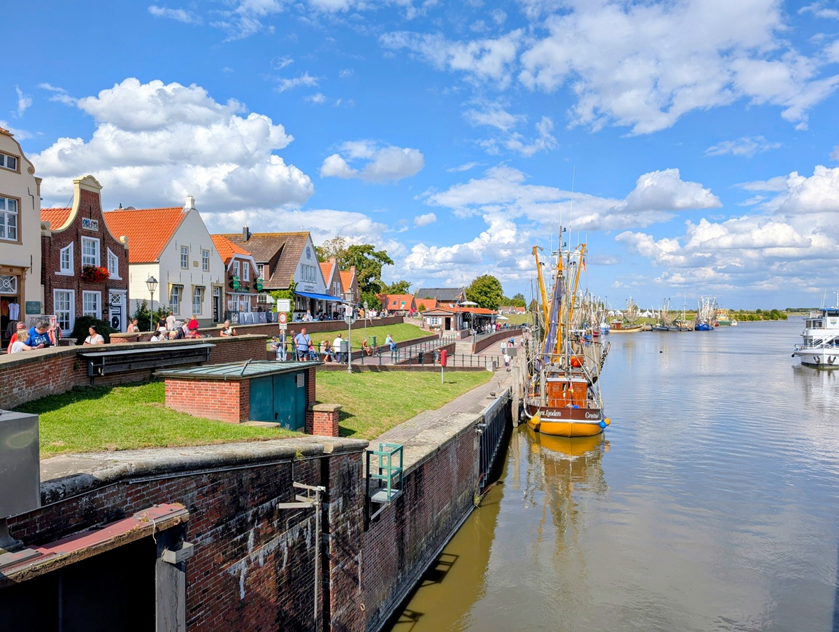Hafen Greetsiel Hafenpromenade in Greetsiel