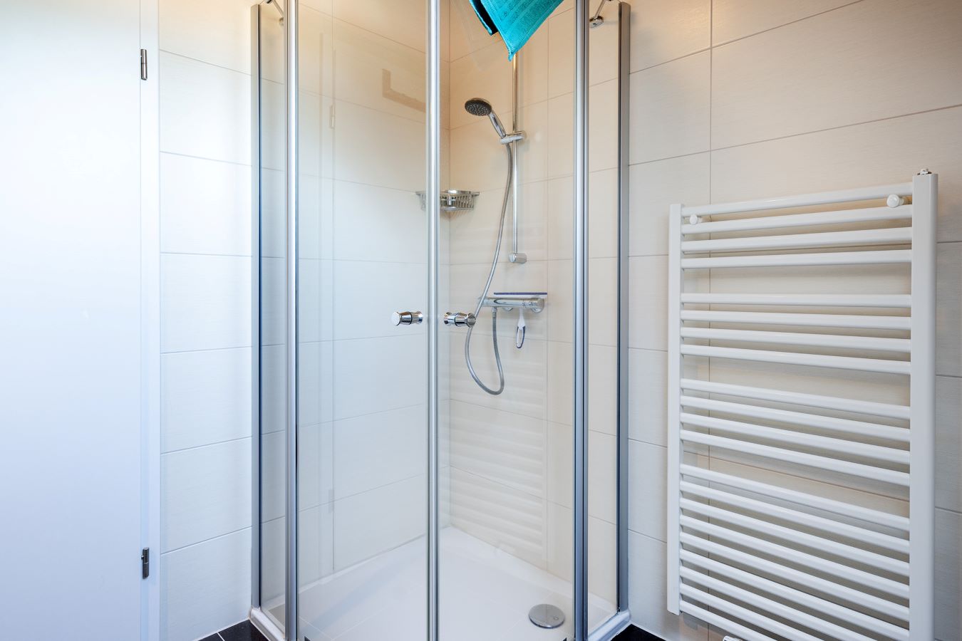 Bodentiefe Dusche und Badheizkörper Bodentiefe Dusche und Badheizkörper